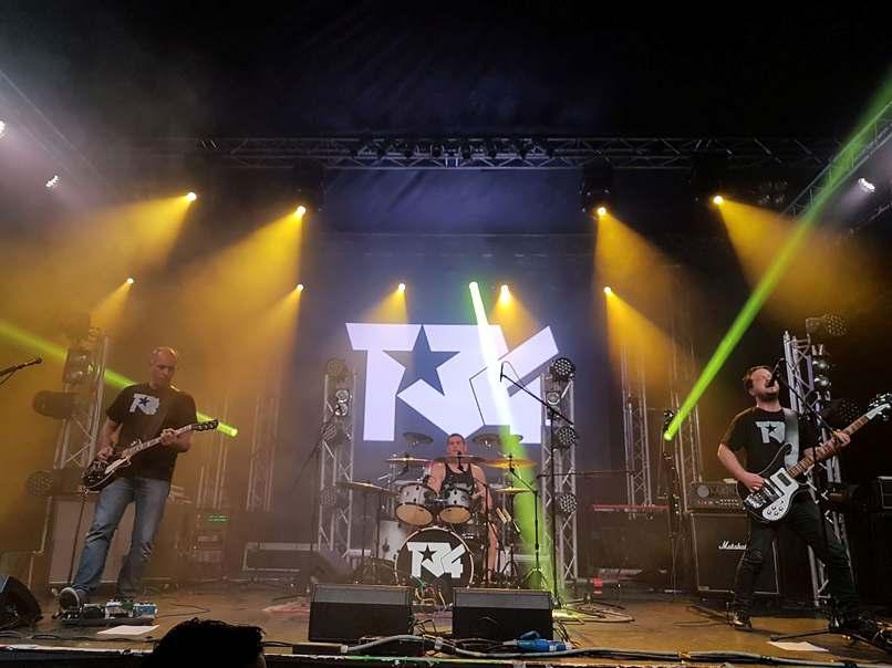Stílusára leginkább a klasszikus rock hangzás, azon belül is egyfajta ösztönös, energikus zenei megközelítés jellemző.