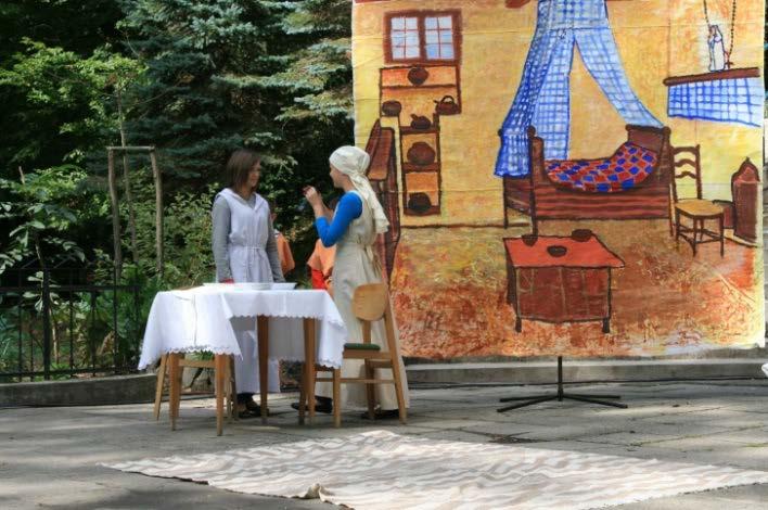 A kegytemplomban tisztelettel köszöntötték a csoportok a Szűzanyát és közösen imádkoztak.