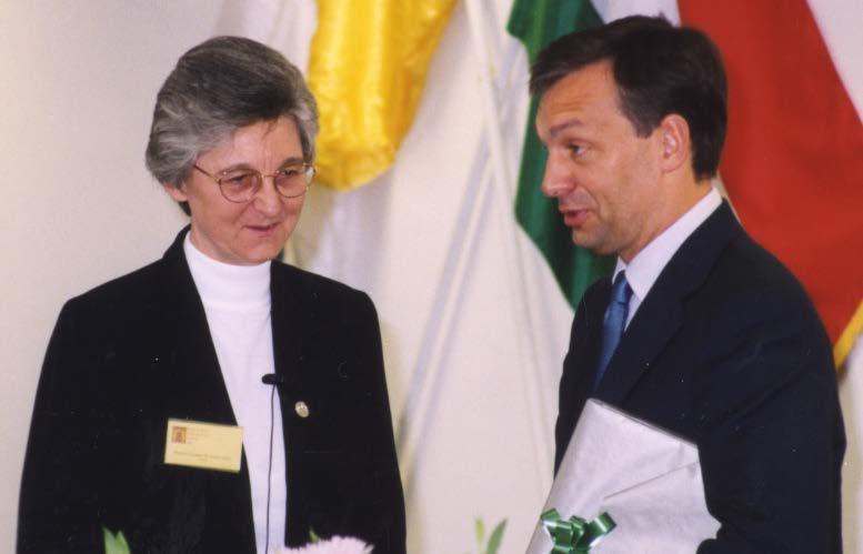 Nemzetközi Köznevelési Konferencia, Bara Hotel 2002. Bajzák Erzsébet M. Eszter nővér intézetvezető és dr.