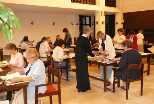 családokért, békéért és beteg vagy szenvedő testvéreinkért imádkozunk.