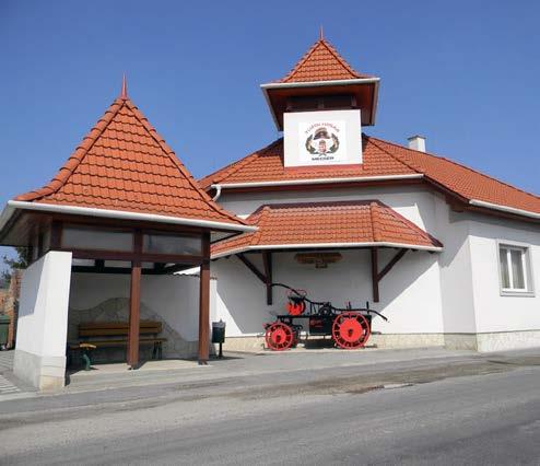 Miksa császár 1570 körül württembergi szászokat, német nyelvű katolikus etnikumot telepített le. A falu a Forgách majd Zichy család tagjainak birtoka, 1763-tól pedig Habsburg birtok.
