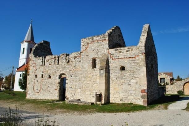 század során összeépült az újabb, déli hajóval, amelynek oldal falai majdnem teljes magasságban megmaradtak.