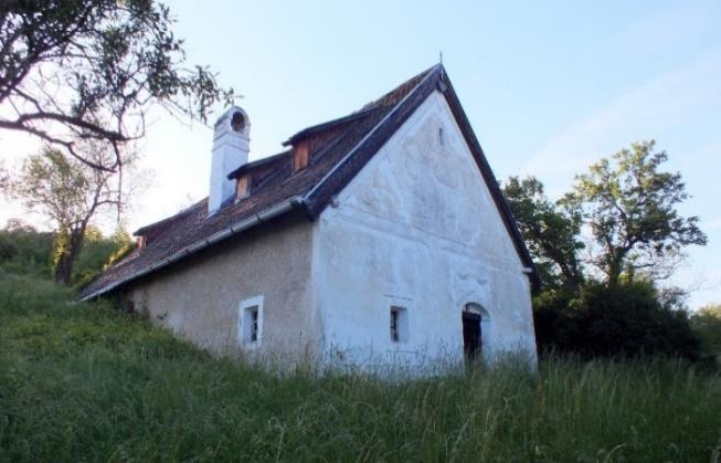 Agyaglik dűlő Présház (hrsz.: 1334) Klasszikus kialakítású, nádtetős, istállóval bővített, iszlinges épület.
