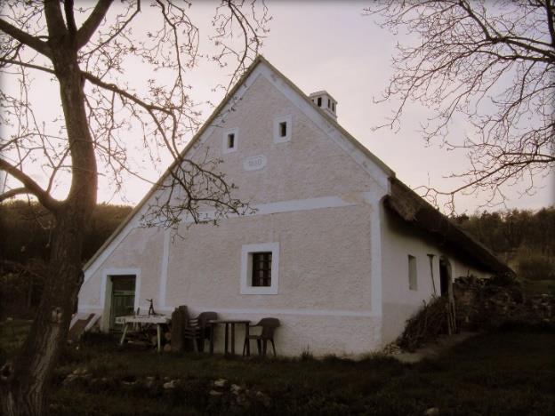 Kis-Leshegy Présház-pince (hrsz.: 1652) Pintér-présház. Közel eredeti állapotában megmaradt, védett istállós présház.