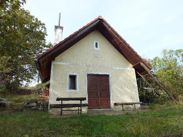 Gyakori a présházzal bővült, kétosztatú épület, nyeregtetővel fedett présház résszel és földdel takart boltozott pincével.