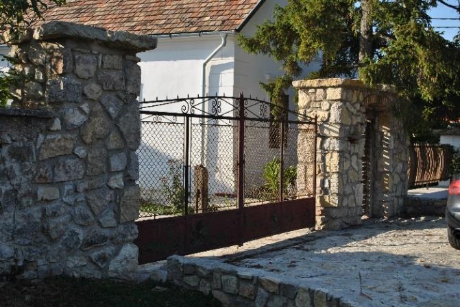 A területre jellemző kerítésforma a helyi kőből szárazon rakott, gyakran tömör kőkerítés.