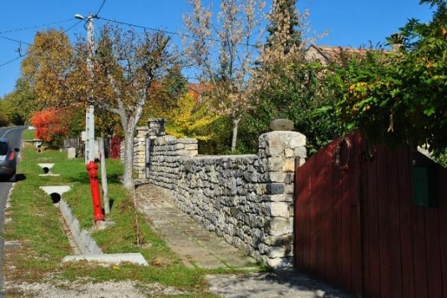 A kerítések: jellemzően tömör, kőkerítések, melyek átlagosan 1,50-1,80m