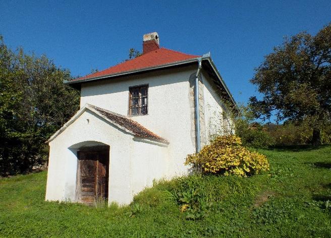 hrsz Közel eredeti képét megtartó, megújított kétszintes, kontyolt tetős épület. Az alsó, pinceszint elé pincelejárót építettek, ami cseréppel fedett.