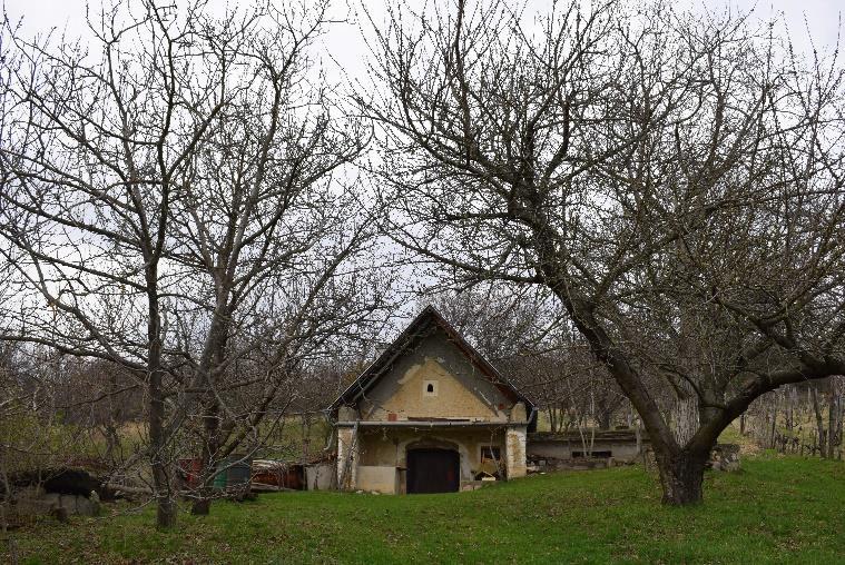 Présház, Becce-hegy 1184. hrsz Megújításon átesett, hagyományos értékeit őrző iszlinges, egyszerű és nagyszerű épület.