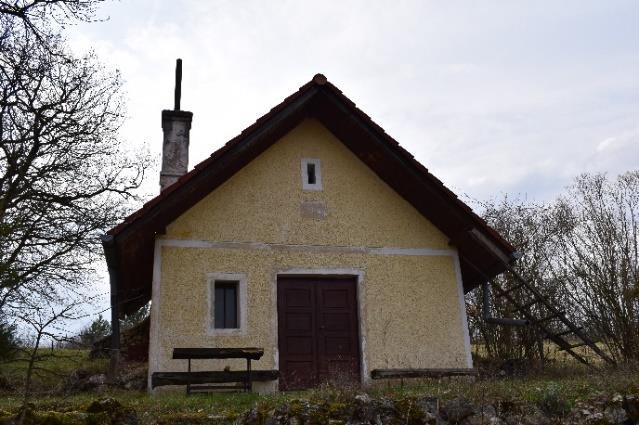 hrsz Értékőrző megújításon átesett (Pető János és Balogh Rózsa munkájának köszönhetően), a kilencvenes évektől érintetlen, kétosztatú