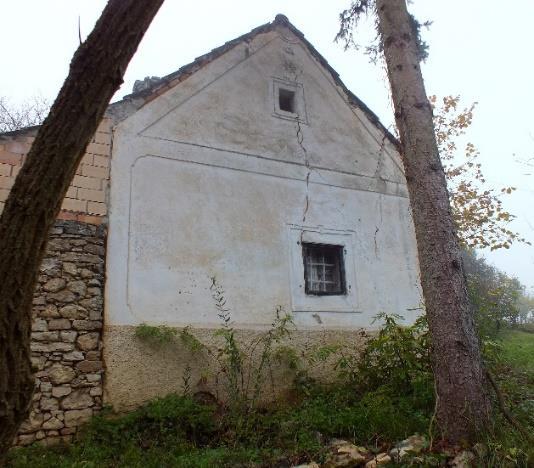 Présház, Erdei dűlő 1617. hrsz Út mellett álló, közel eredeti formájában megmaradt, részben kiegészített, istállós jellegű háromosztatú épület.