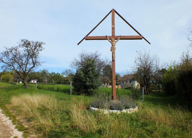 Fakereszt, Becce-hegy Egyszerű fakereszt, INRI felirattal és korpusszal a