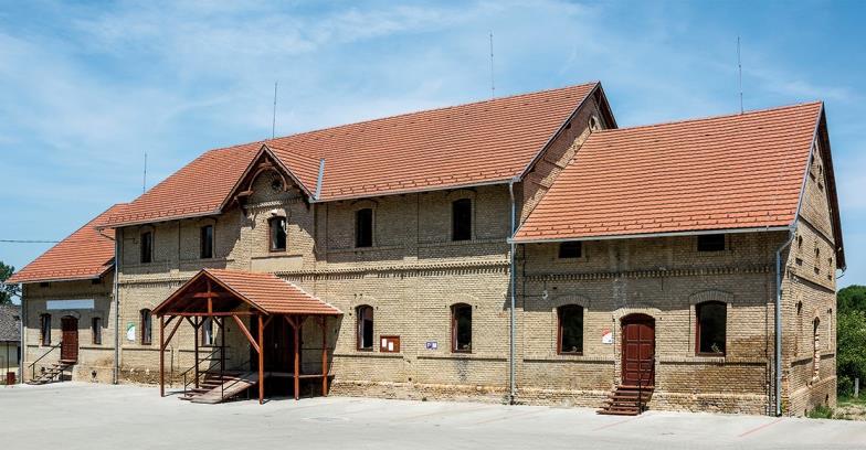 De kastélyok és kúriák, várak és régészeti maradványok, templomok és kápolnák, régi polgári vagy parasztpolgári lakóépületek közül megyénk szinte kivétel nélkül