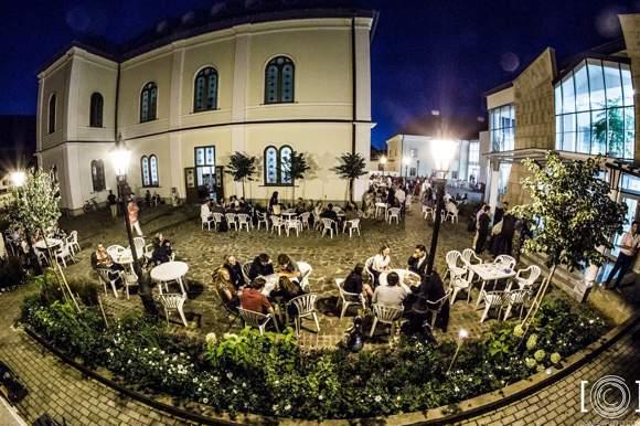 A rendezvénysorozatot közös ünneplés zárta a tokaji Kulturális és Konferenciaközpont udvarán a Zsinagóga és a Paulay Ede