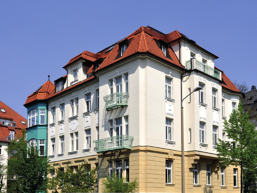 egy családi házban a bejárat, hátsó ajtó, kapu, garázs, a pince, a tároló stb.