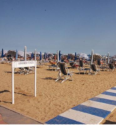 Jesolo Velence Firenze Központi helyen, homokos strand: 50 m, legközelebbi buszmegálló: 100 m. Felszereltség: étterem, reggelizőhelyiség, bár, lift, terasz, szabad helyek függvényében parkolóhely.