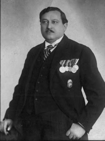VESZPRÉMI SZEMLE 2014/4 Vitéz Mészáros István fényképész, 31-es tartalékos szakaszvezető háborús kitüntetéseivel 1933-ban (LDM fénykép gyűjtemény 88.1.5.