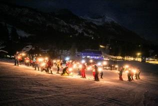 Biztos lehetsz benne, hogy a méretednek megfelelő, jól beállított és minőségi felszerelést kapsz. A teljes felszerelés gyermekek esetén síléc/snowboard, sícipő/snowboard cipő, síbot és bukósisak.