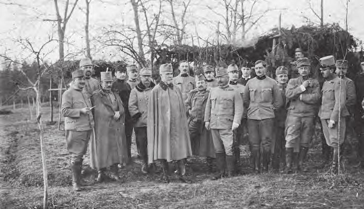 Földesi Ferenc Egy elfeledett háziezred A veszprémi hetes tüzérek A m. kir. 41. honvéd gyaloghadosztály parancsnoki kara. A szakállas, körköpenyes altábornagy Schay Gusztáv, a ho. parancsnoka.