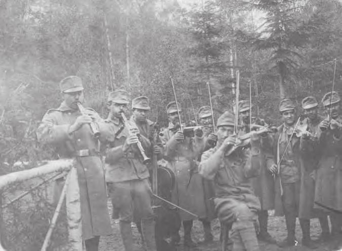 VESZPRÉMI SZEMLE 2016/2 Magyar honvédek cigánybandája az I. világháborúban. LDM Történeti Fényképgyűjteménye 69.140. A banda 1917. május 23-ai kostenjavicai harcokban (X.