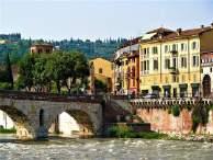 Itt először közös buszos városnézést tartunk, majd utána gyalogosan fedezzük fel Verona fontos látnivalóit (Szent Zénó templom, veronai erőd, római kori színház, Scaligeri-híd, Ponte Pietra kőhíd,