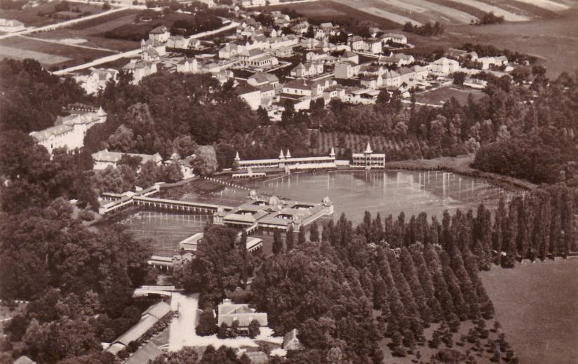 21 oldalán (a mai napozó helyén). Az épület 1931/32-ben vasszerkezetre szerelt üvegtetőt kapott, így teljesen fedetté, zárttá vált.
