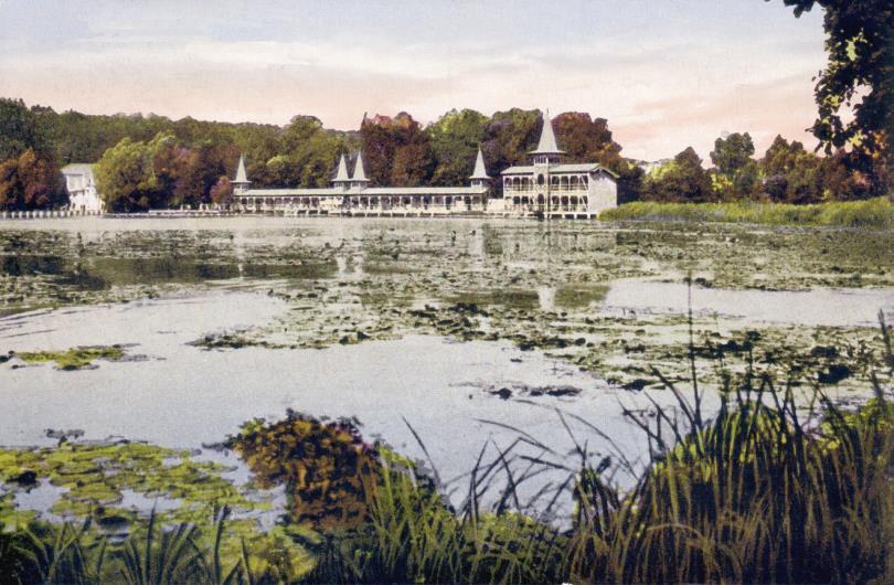 A kép hátterében látható, ahogy épül a mai városközpont villák, éttermek, szállodák A tó fölött 1932-ben megépült az első fedett fürdő.