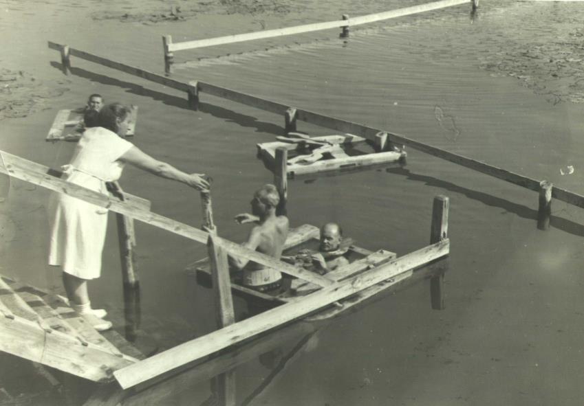 kinyújtotta őket. Ennek így semmi kellemetlen hatása nem volt. Dr. Moll Károly a súlyfürdő feltalálója Az Állami Gyógyfürdőkórházban az 1950-es évek végén évenként 4200-4500 beteget kezeltek.