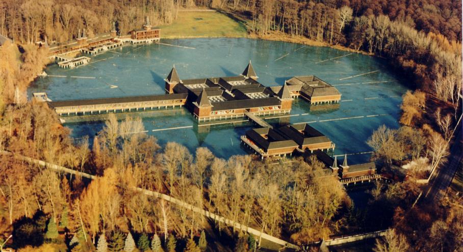 37 Thermal Hotel Hévízt, amelyet akkor az ország legszebb vidéki szállodájaként emlegettek.