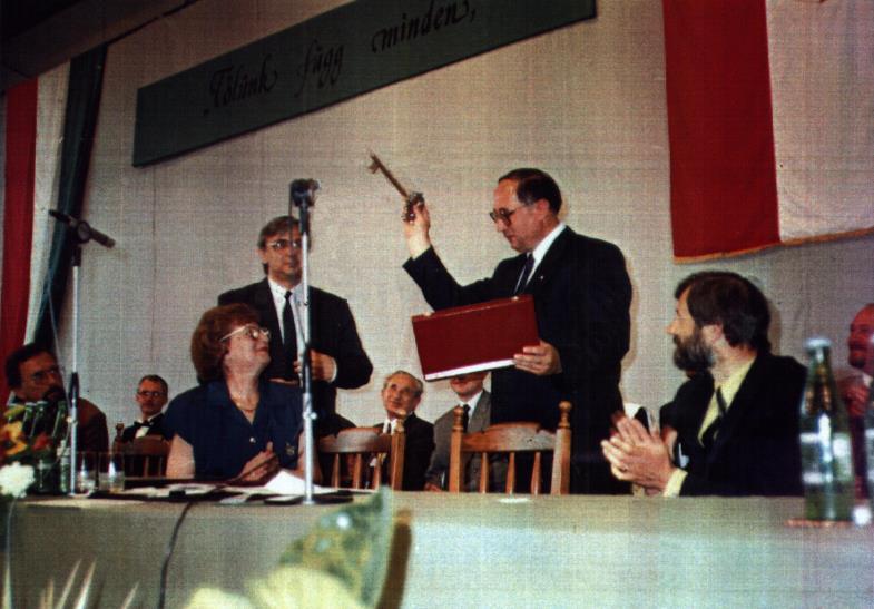 Hévíz város kulcsát Kiss Lajos Hévíz első szabadon választott polgármestere veszi át 1992-ben a várossá avatás ünnepén. 1993.