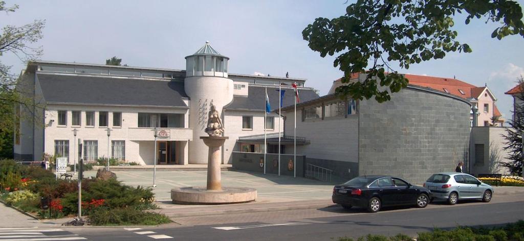 40 A városban újabb három és négycsillagos szállodák épültek (Hotel Erzsébet (1995), Rogner Hotel (1996), Hetes ház (1999), Hotel Európa (2000), Hotel Palace (2001), Hotel Kalma (2004).