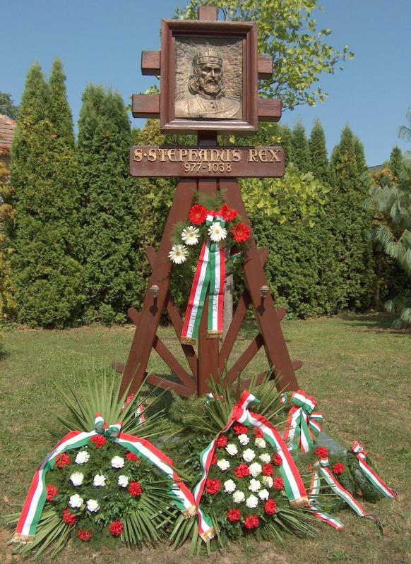 , állította: Hévíz város Önkormányzata Az emlékmű bal oldalán látható 1848-as emléktáblát 1948. március 15.