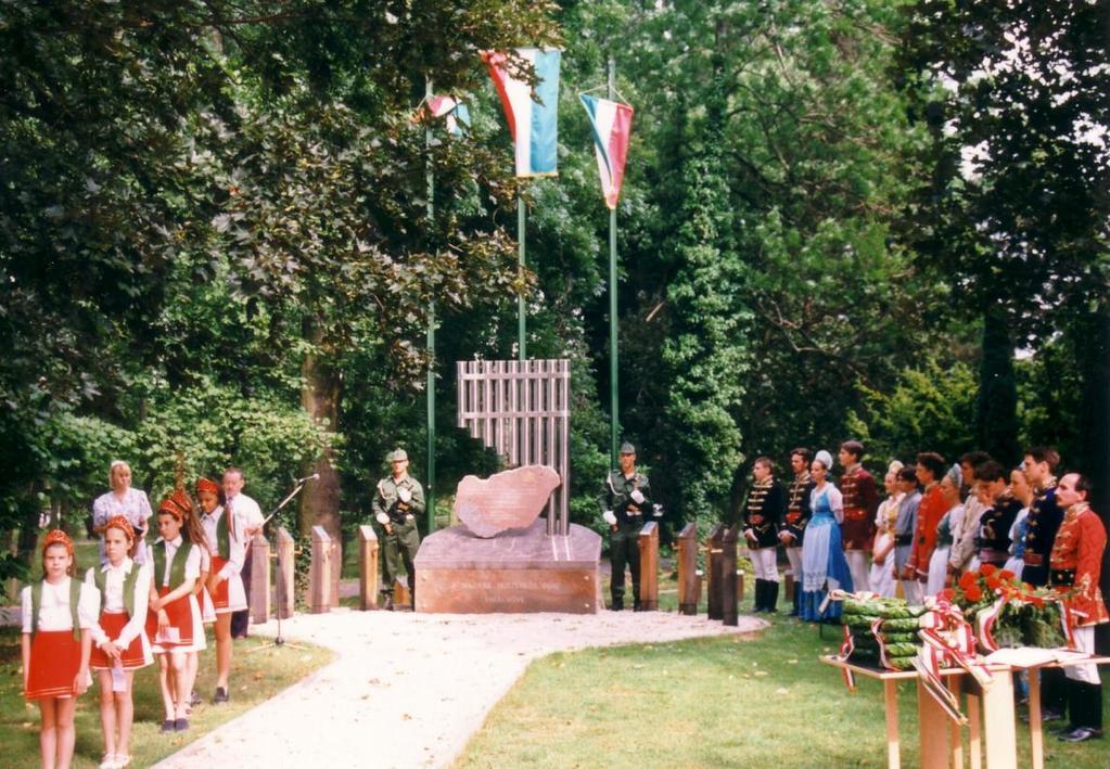 Kiss Lajos szimbólumtartalmi ötlete alapján Molnár Jenő és Gerics Ferenc (Lendva) alkotása, helye: A Szent András Kórház parkjának Festetics György
