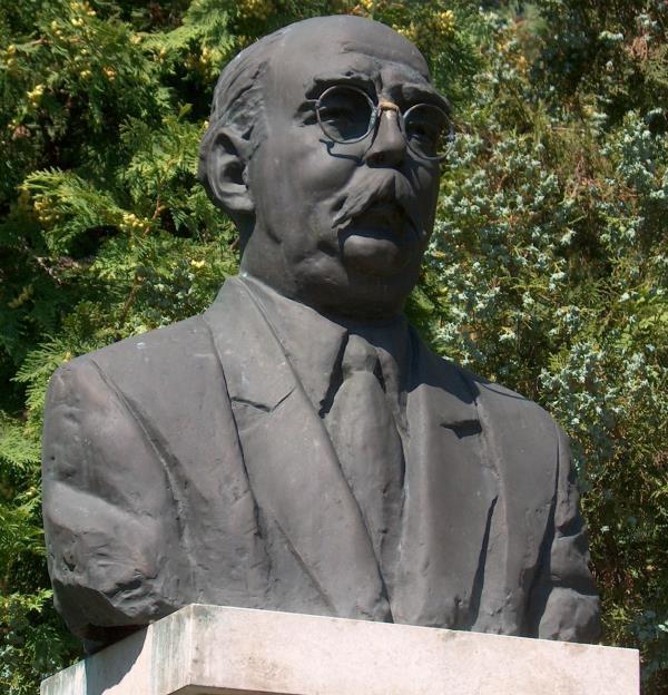 -től az Illyés Gyula Általános és Művészeti Iskola előtti park.