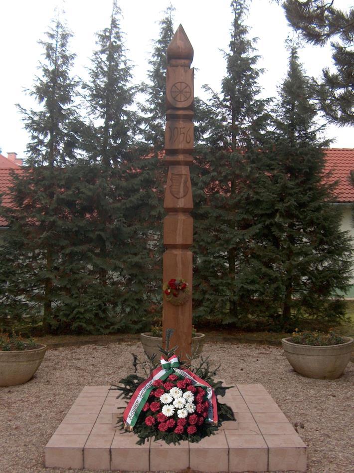 53 Kopjafa 1956 emlékére Arató Imre alkotása, helye: Október 23.