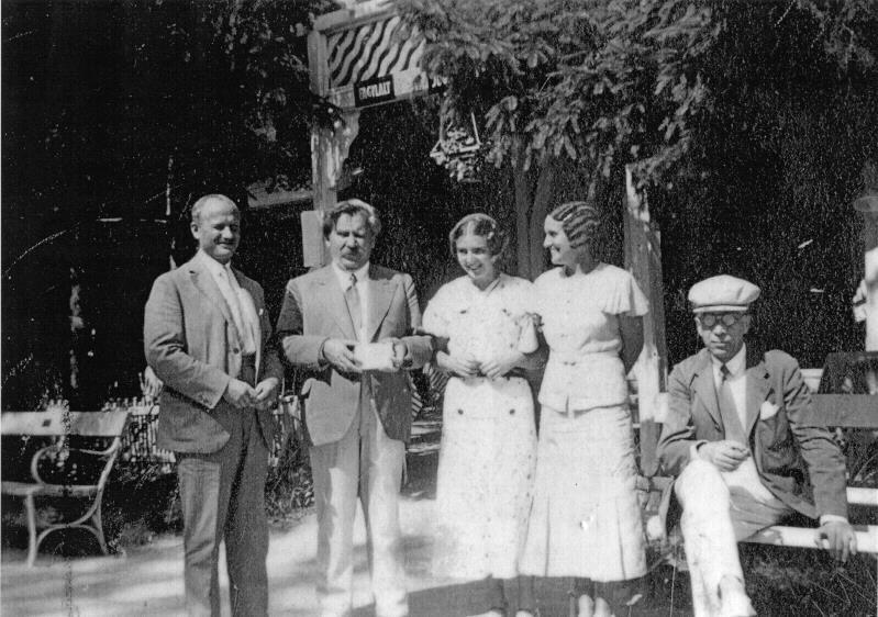59 még ma az élet. Az élet üres formája. Az üres formák csodálatosan fenntartják magukat. Minden két ember közt megvan a távolság. A távolságot a régi feudális kor szabta meg.