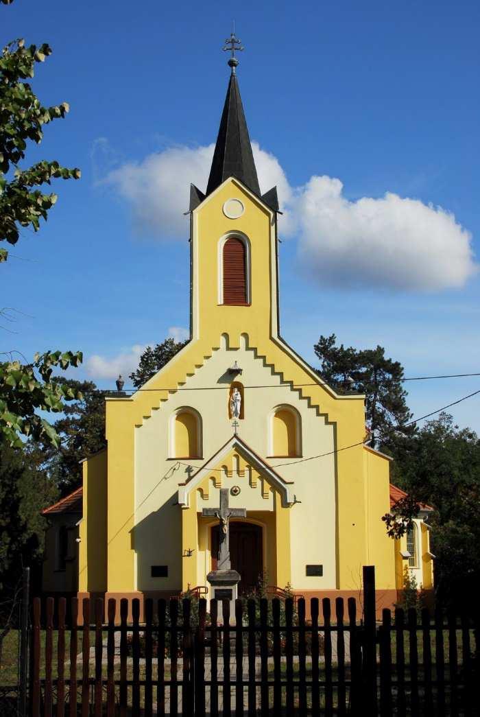 25 m magas, romantikus stílusú, palatetős templomépület, kettős pápai