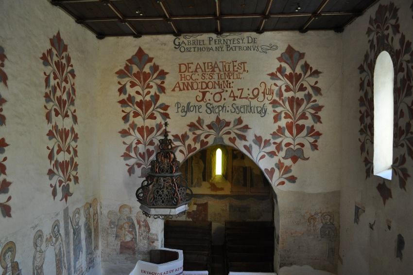 Csaroda - TAK 8 A templombelsőt csúcsíves diadalív osztja ketté. A szentélyt bordás keresztboltozat fedi.