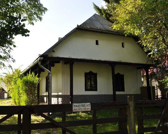 megjelennek.