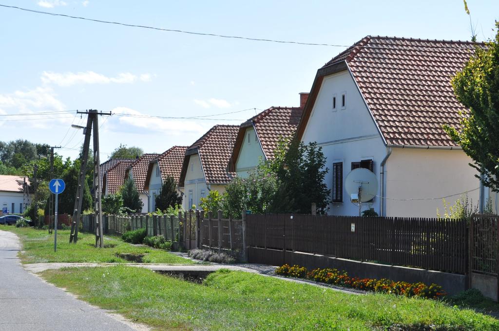 Épületei karakterükben falusias jelleget hordoznak, a főút mentén a Református templom felé kanyarodva alakult ki a település központja, mely a lakóterületbe