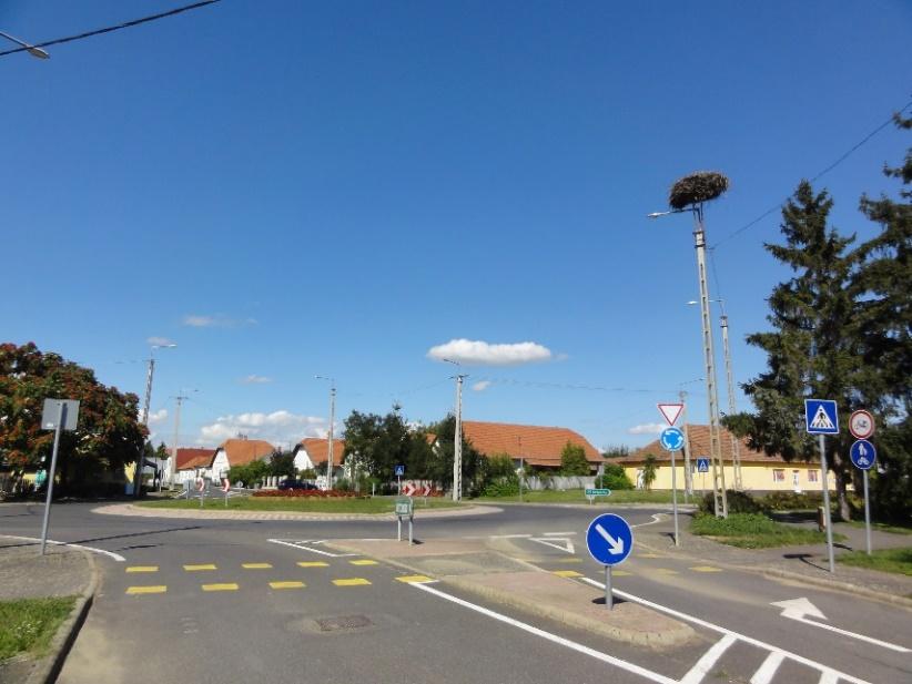 települést ellátó igazgatási és a szolgáltatások jelenléte adja.