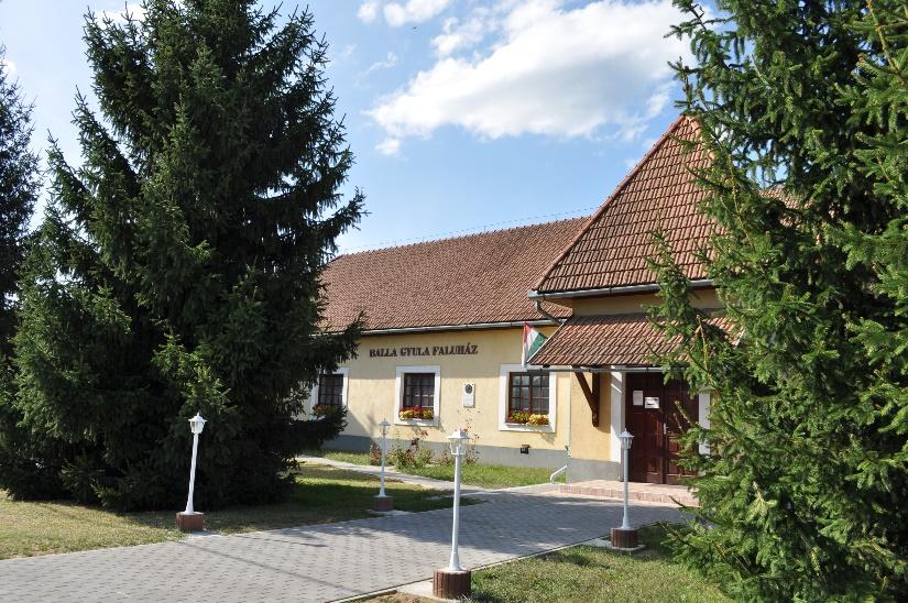 gyógyszertár, valamint a posta is.
