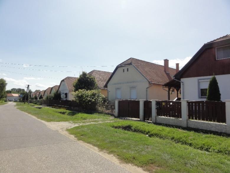 Csaroda - TAK 19 A külső megjelenésének két meghatározója van a homlokzat és a tetőforma.