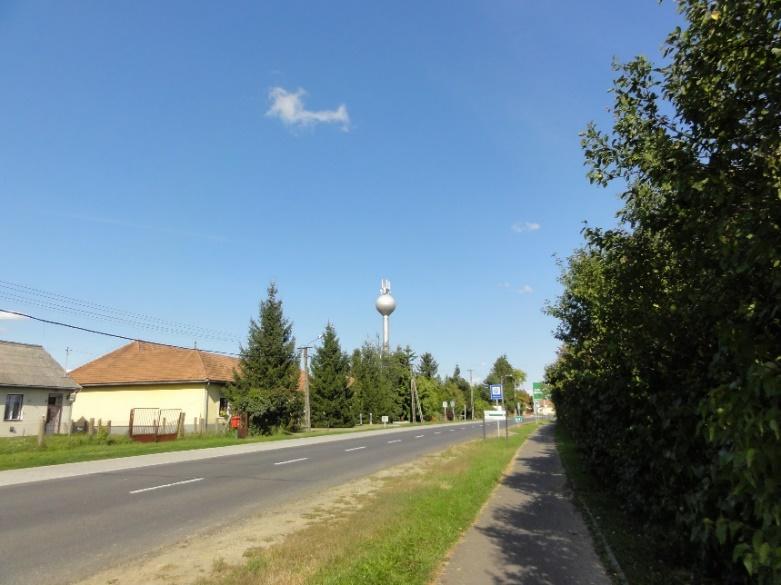 Az otthonos hangulat megőrzése érdekében nyitott, illeszkedő kerítést célszerű elhelyezni telkünk határában, mivel a nyitottabb kerítés a