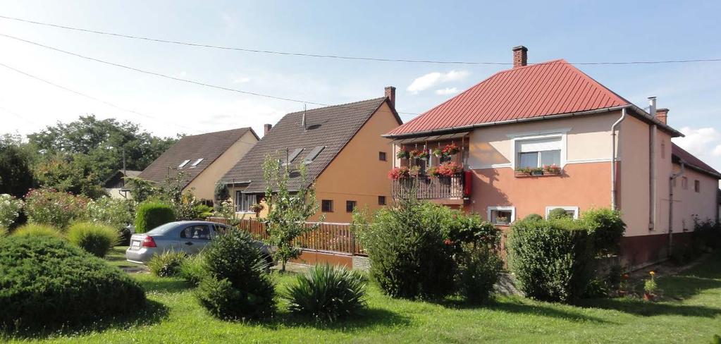 Jellemzően sátor, és a népi hagyományokat megőrző nyereg-, valamint csonka-kontyolt nyeregtetős épületek az uralkodók, azonban megjelennek a tördelt tetőidomokkal épült kontyolt tetőformák is.