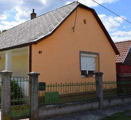 A korábbi korok divatjaként előfordulnak sátortetős, illetve utcafronton