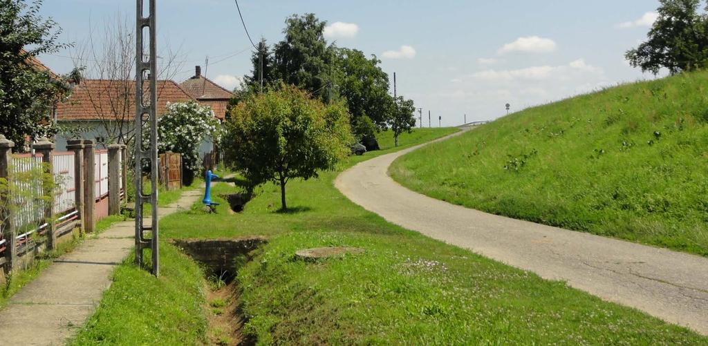 Épületei karakterükben falusias jelleget hordoznak.