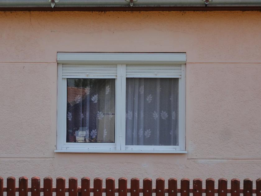 A tradicionális nyeregtetős épületek ablakai főként kétszárnyú, többosztatú kialakítással képezik részét a homlokzatnak.