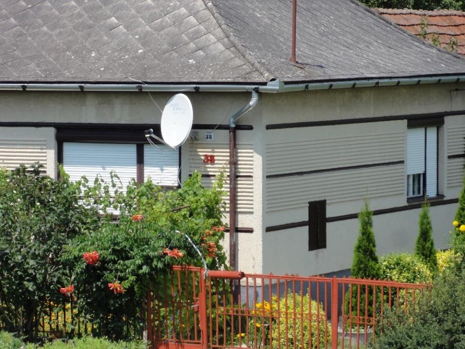 A vízvető, a faragott oromléc, valamint az ívesen kialakított szellőző együttesen teszik különlegessé az épület főhomlokzatát.