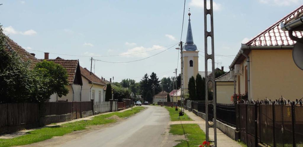 A településen sétálva élvezhetjük a kellemes hangulatot árasztó utcafrontra kitelepített évelő